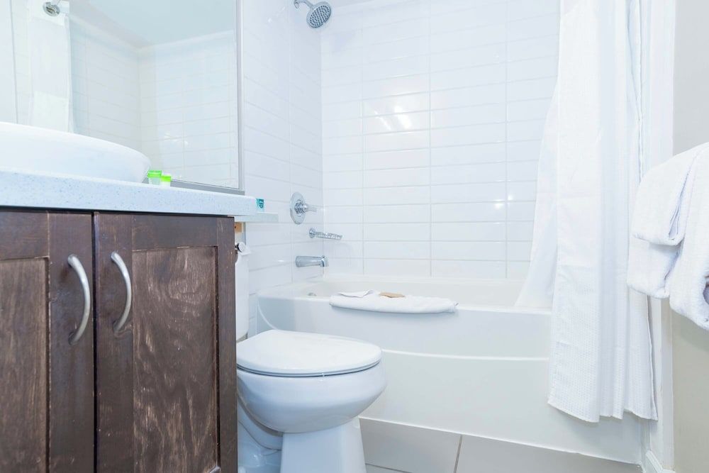 Sandman Hotel & Suites Kelowna Suite, 1 King Bed with Sofa bed, Kitchenette, Tower (Balcony) 5