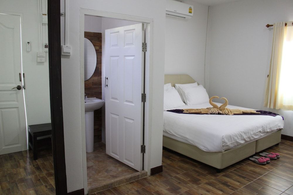 The Creek Villa Deluxe Room 2