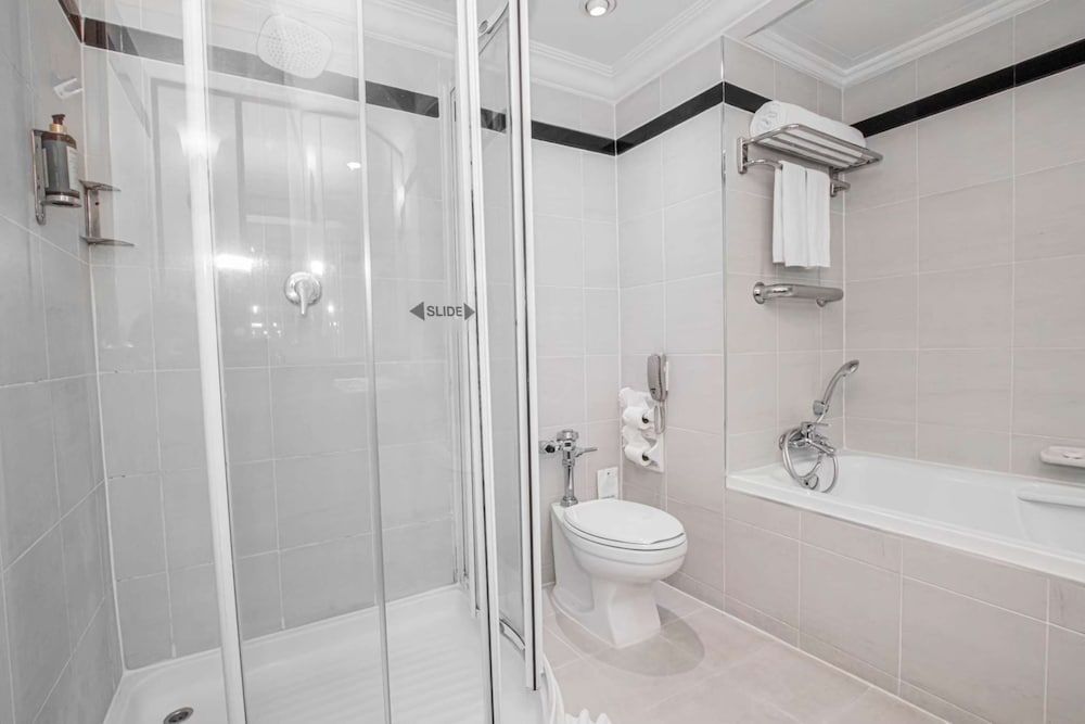 Golden Tulip Sovereign Hotel Bangkok Deluxe Room, 1 King Bed 13