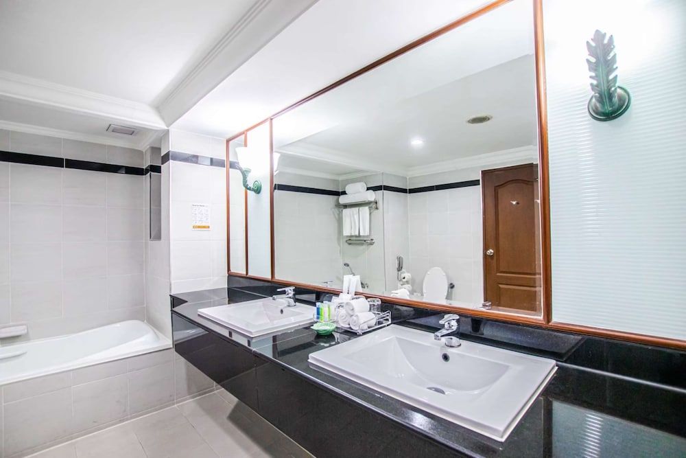 undefined Golden Tulip Sovereign Hotel Bangkok 8