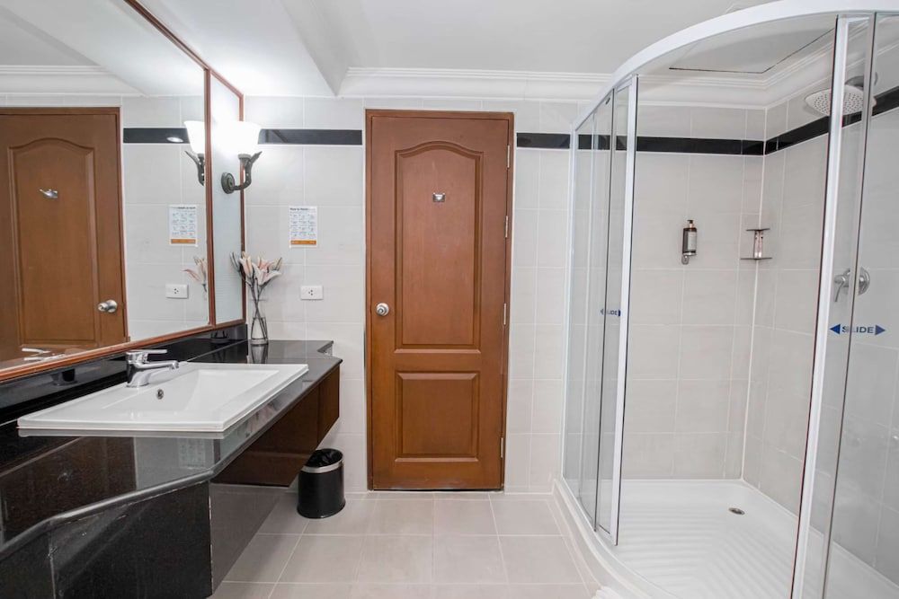 Golden Tulip Sovereign Hotel Bangkok Deluxe Room, 1 King Bed 12