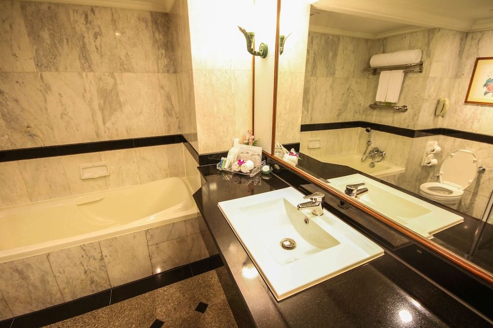 Golden Tulip Sovereign Hotel Bangkok Deluxe Room, 1 King Bed 15