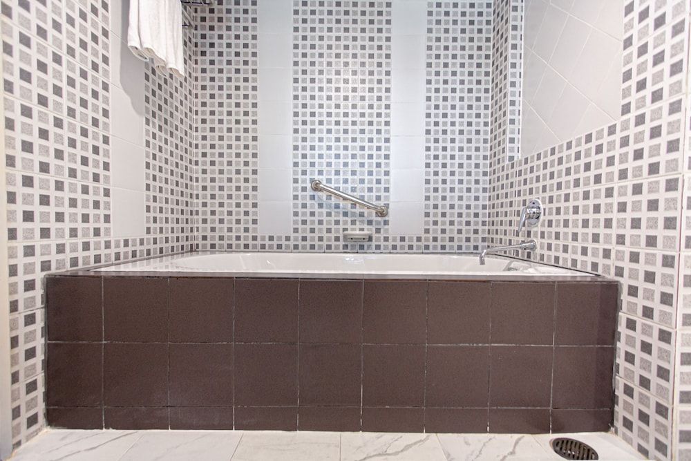 Deep Soaking Bathtub