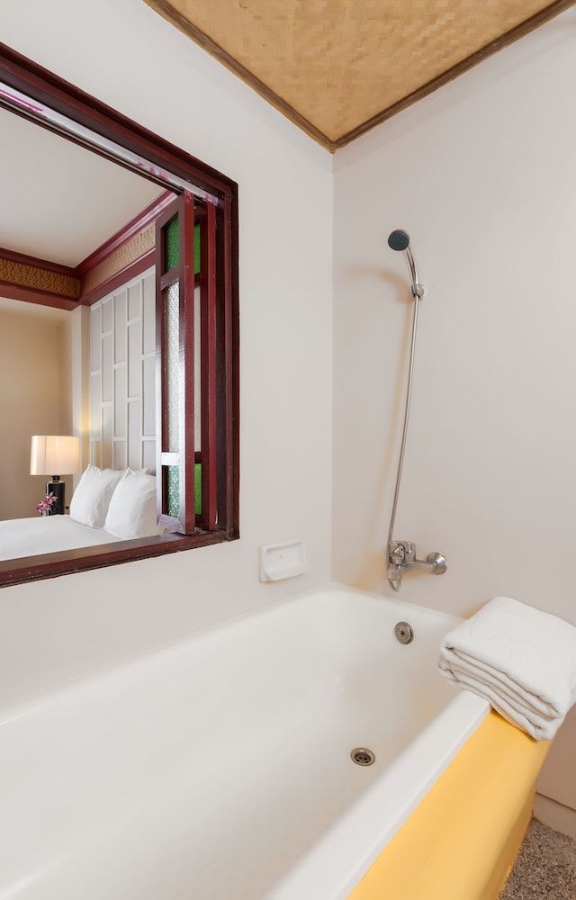 Deep Soaking Bathtub