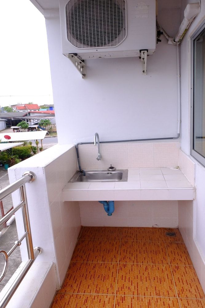 Banchang Apartment and Hotel Standard Twin Room 2