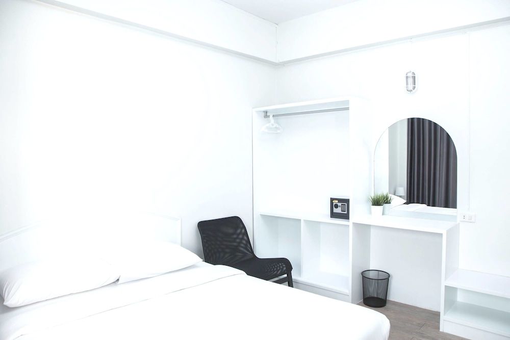 Crystal Hotel Huahin Superior Room 4