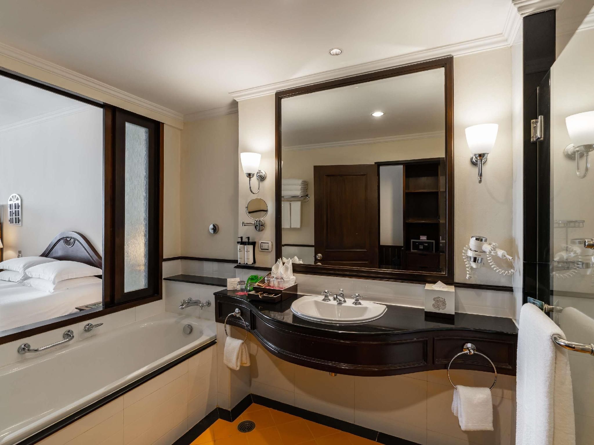 Family 2 bedroom, 1 King bed, triple bunk beds and 2 Single beds with Private Balcony