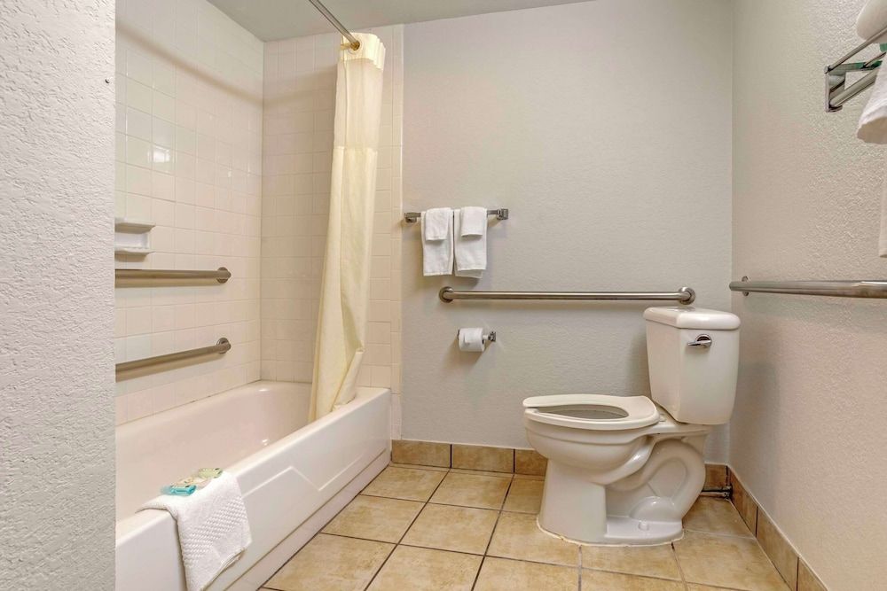 Quality Inn & Suites NRG Park - Medical Center Room, 2 Queen Beds, Accessible, Non Smoking 4