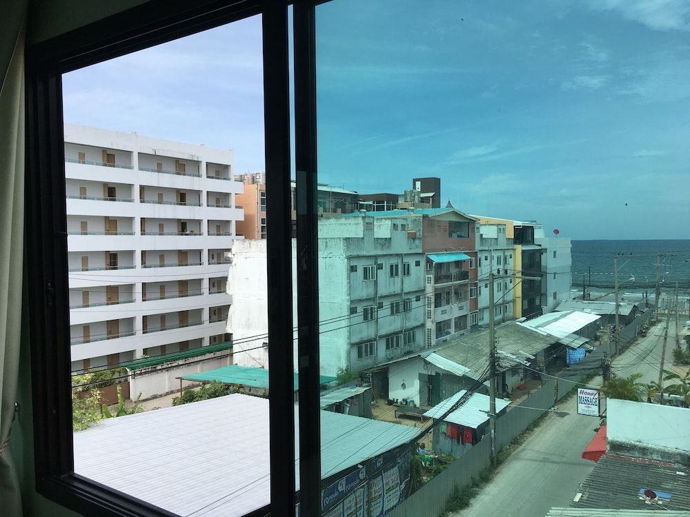 Breezy House Jomtien Deluxe Double Room 4