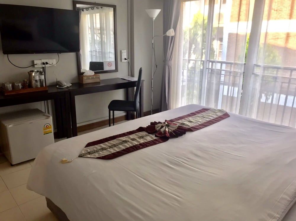 Ratana Hotel Deluxe Double Room 4