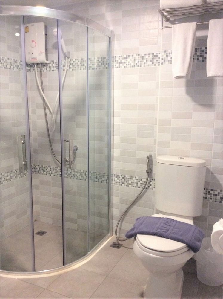 Ratana Hotel Deluxe Double Room 9