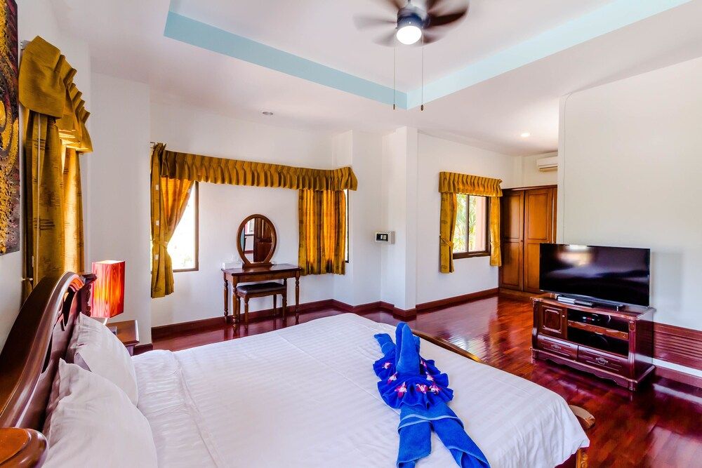 3 Bedrooms Pool Villa Walk to Patong Economy Villa, 3 Bedrooms, Private Pool, Corner 8