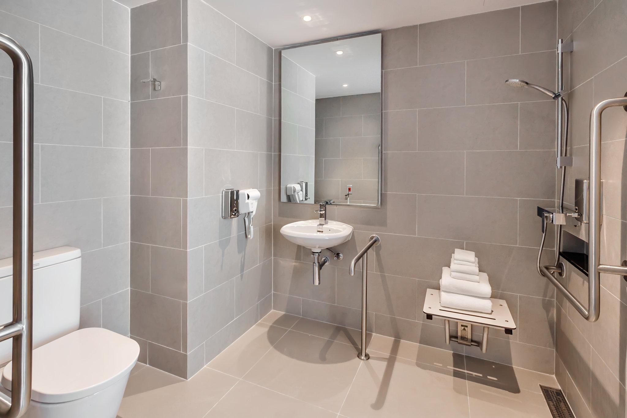 Holiday Inn Express Bangkok Soi Soonvijai by IHG 2 Twin Standard With Free Breakfast 2