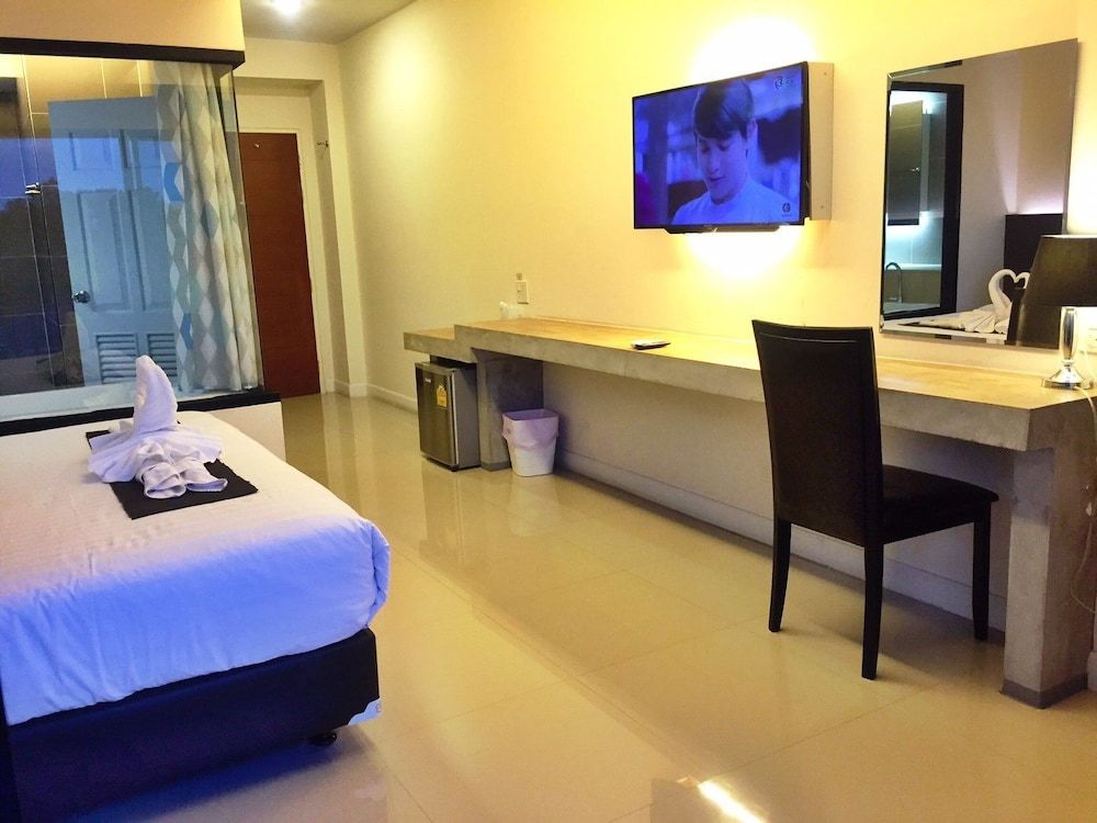 The Harmony Ville Deluxe Double Room with Bathtub 8