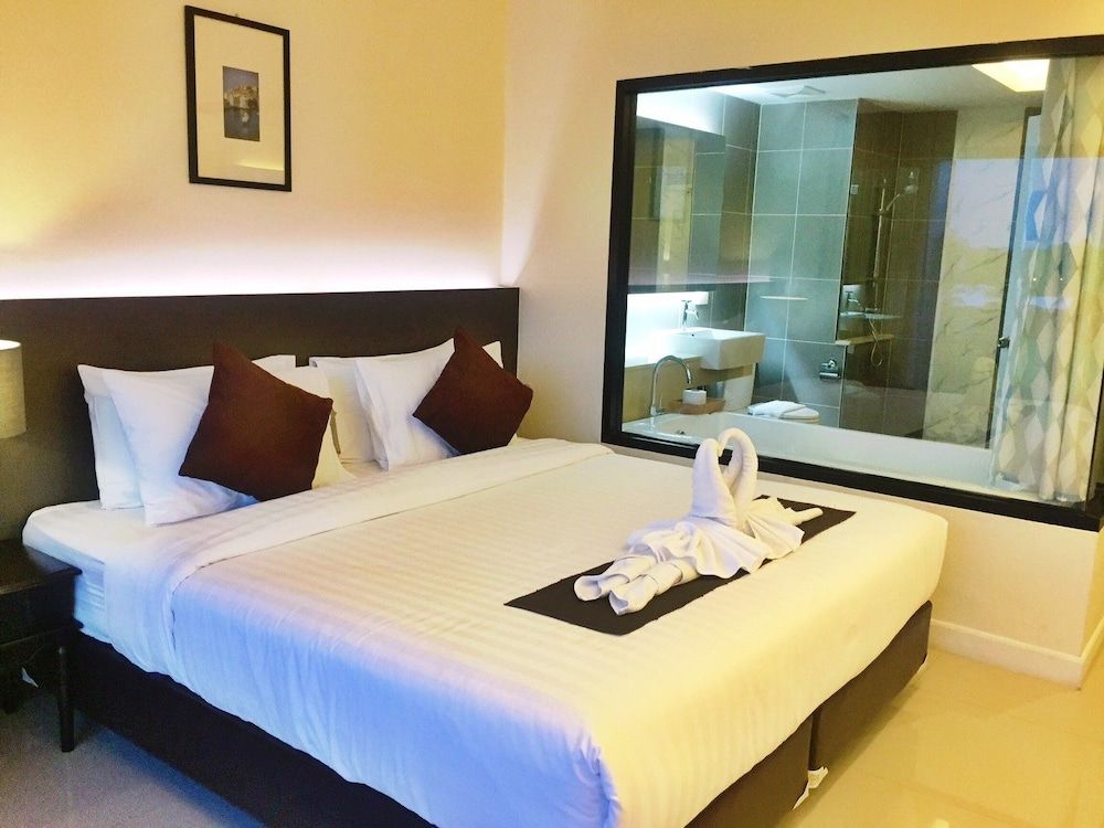 The Harmony Ville Deluxe Double Room with Bathtub 4