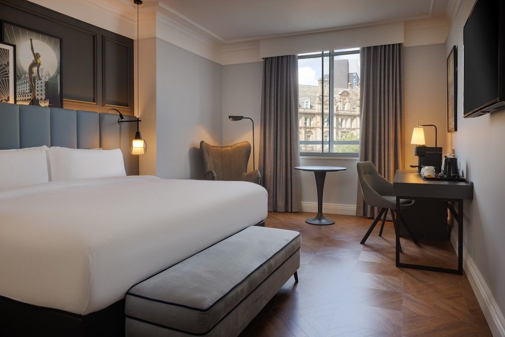 The Queens Hotel Superior King City Square View 2