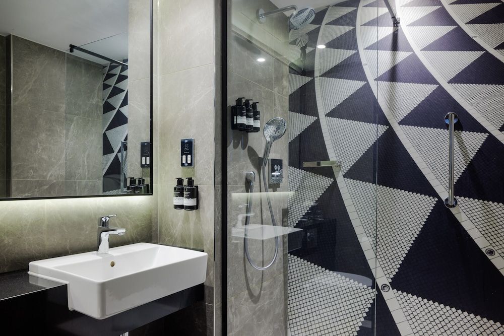 The Queens Hotel Superior King City Square View 4