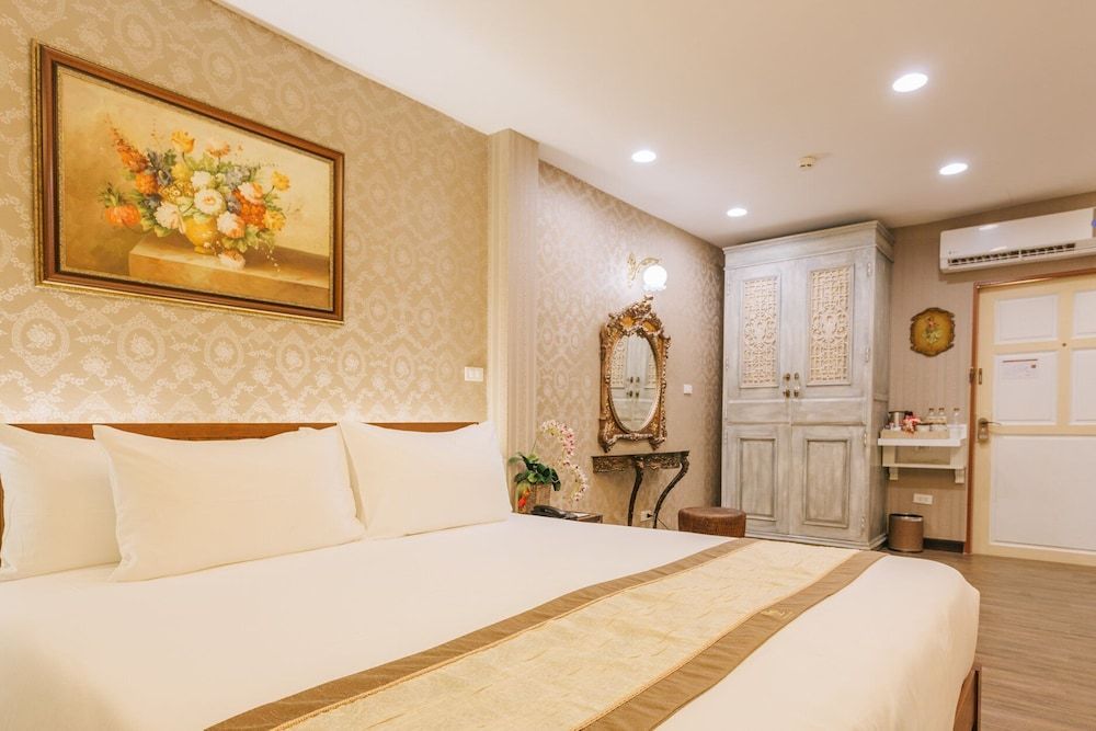 Junior Suite, 1 King Bed, Balcony, Garden View