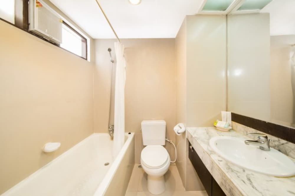 Niran Grand Hotel Deluxe Double or Twin Room 8