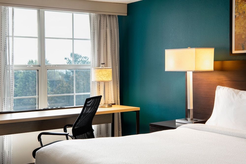 Suite, 2 Bedrooms, Non Smoking (Mobility/Hearing Access, Roll-In Shwr)