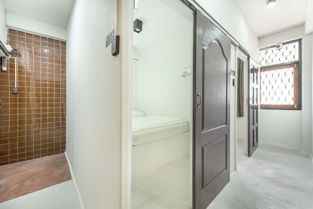 Sloth Hostel Basic Double Room, No Windows 5