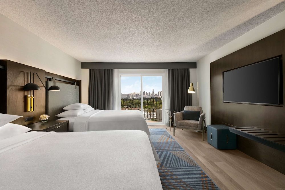 Suite, 2 Queen Beds, Balcony