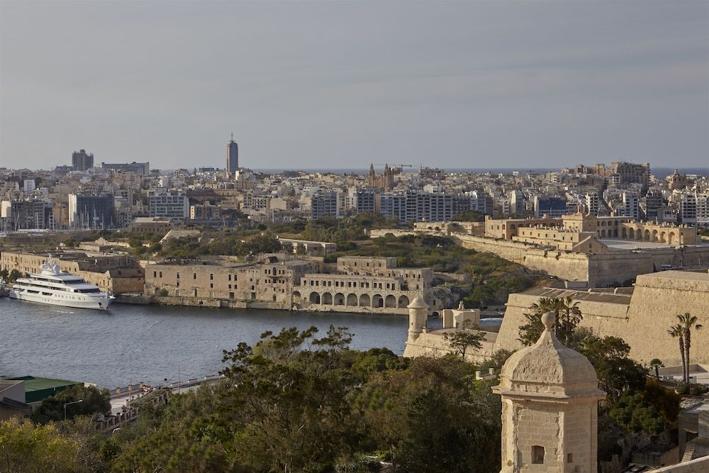 The Phoenicia Malta - The Leading Hotels of the World Deluxe Twin Room, Harbor View 2