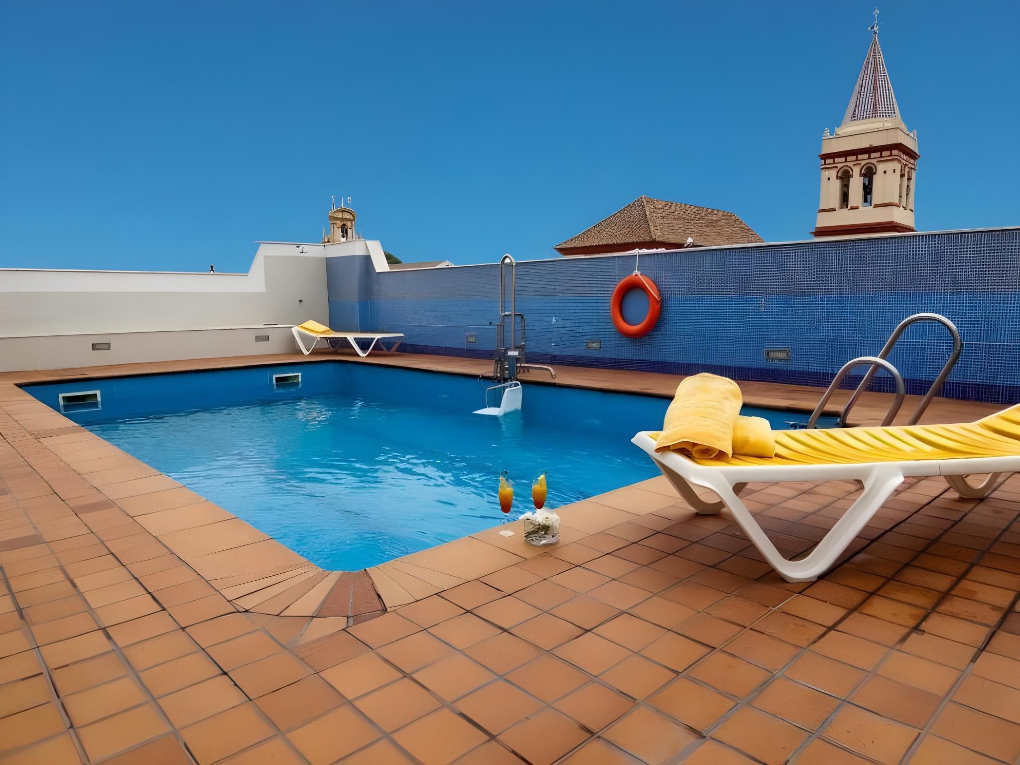 swimming pool [outdoor]