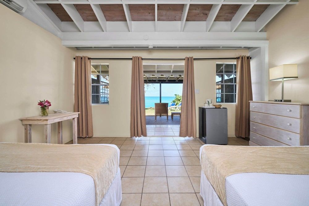 Beachfront Bungalow (2 Double Beds)