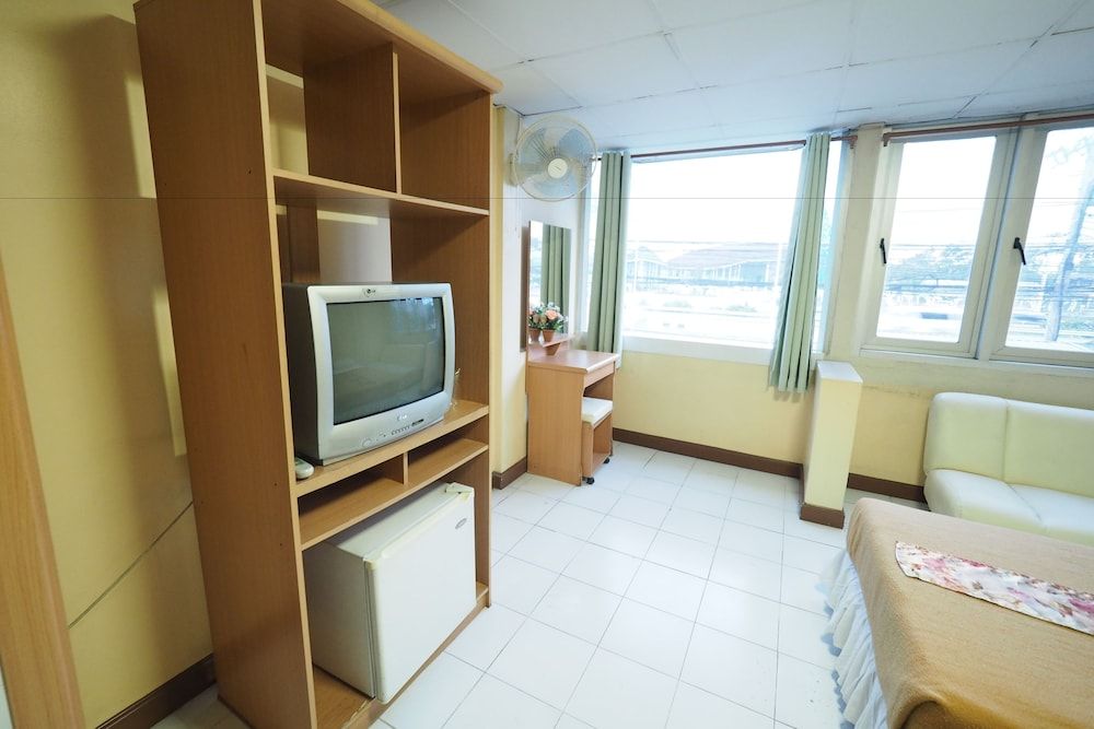 Navanakorn Golden View Standard Room 8