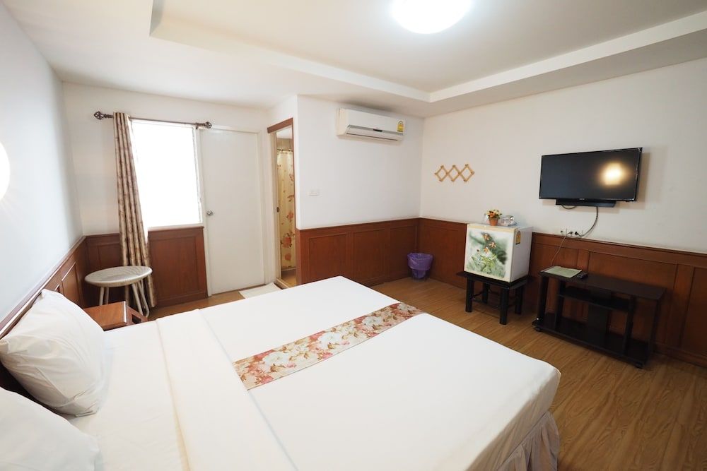 Navanakorn Golden View Deluxe Room 5