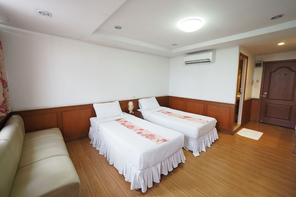 Navanakorn Golden View Deluxe Room 2