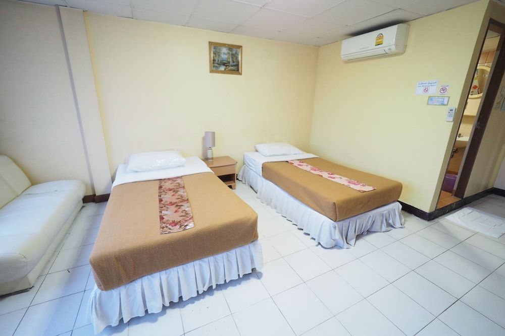 Navanakorn Golden View Standard Room 5