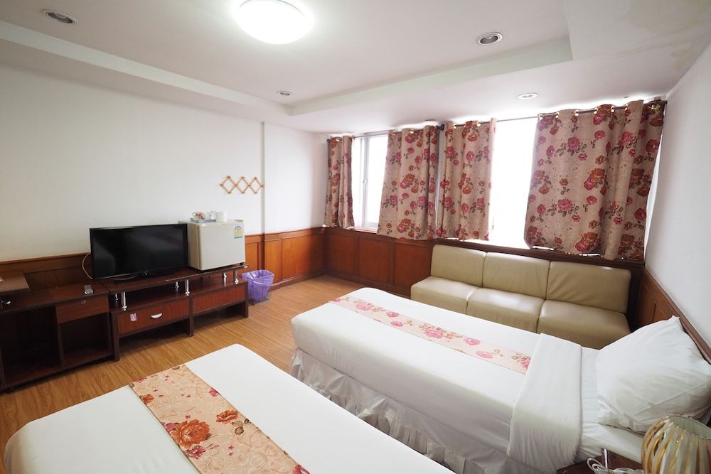 Navanakorn Golden View Deluxe Room 4