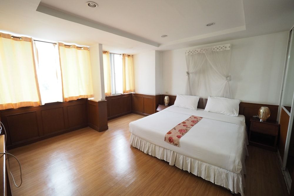 Navanakorn Golden View Suite