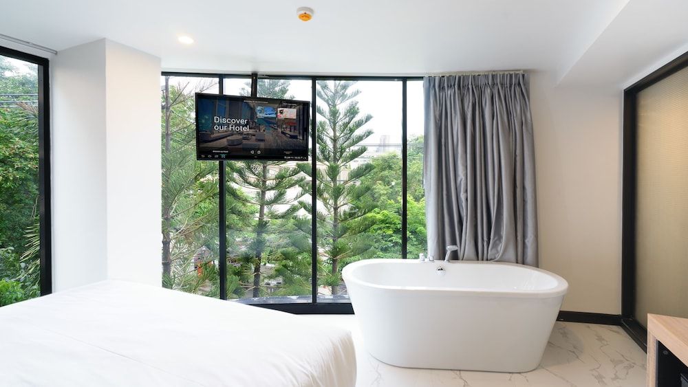 Deep Soaking Bathtub