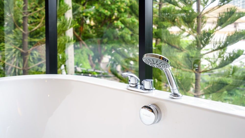 Deep soaking bathtub