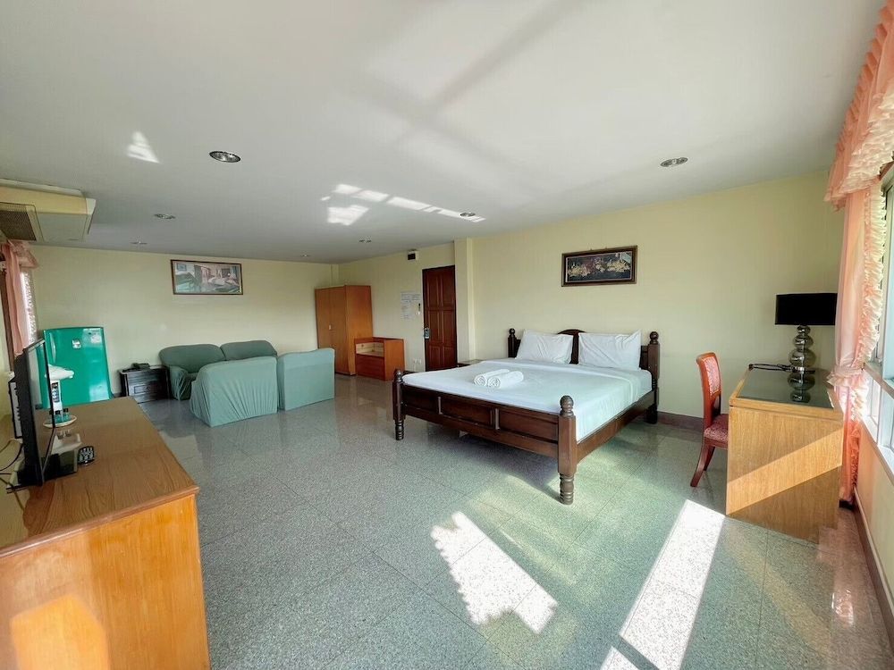 Hi Hotel Executive Suite, 1 King Bed, Bathtub