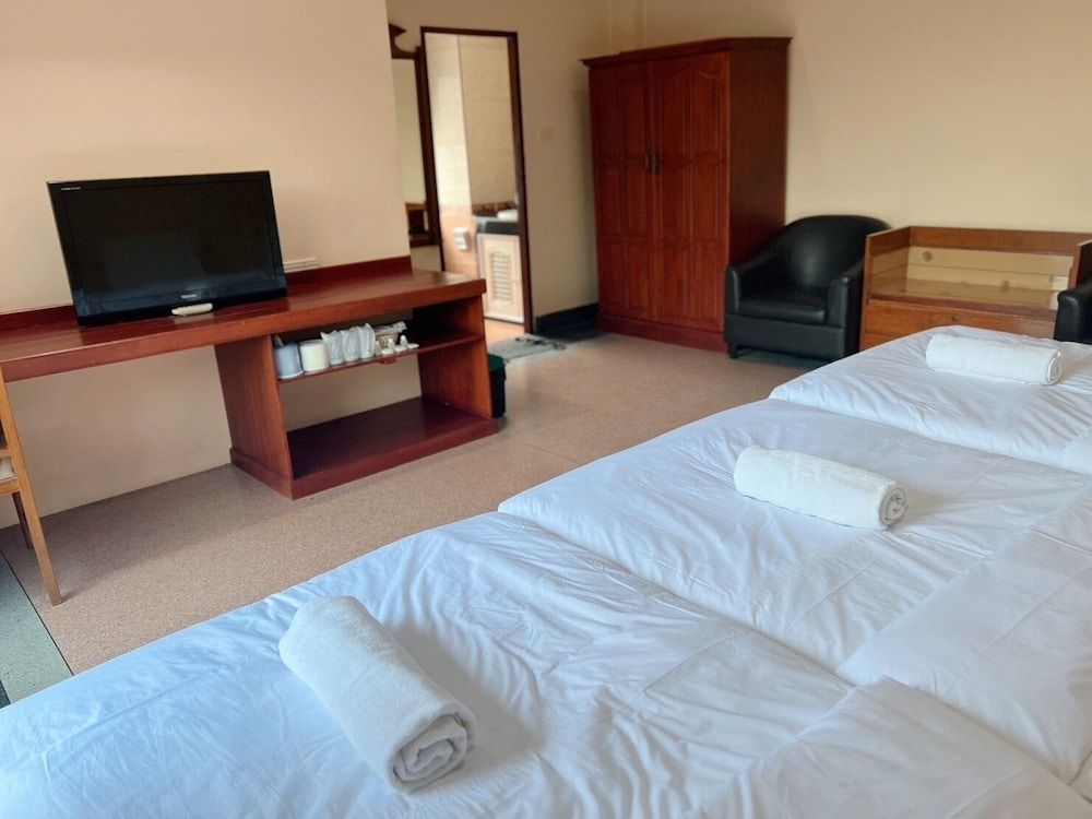 Family Room, Multiple Beds, Bathtub, Corner