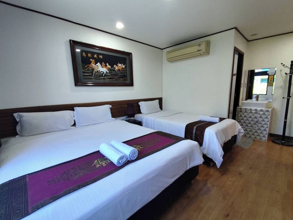 Longzhu Guesthouse Deluxe Triple Room