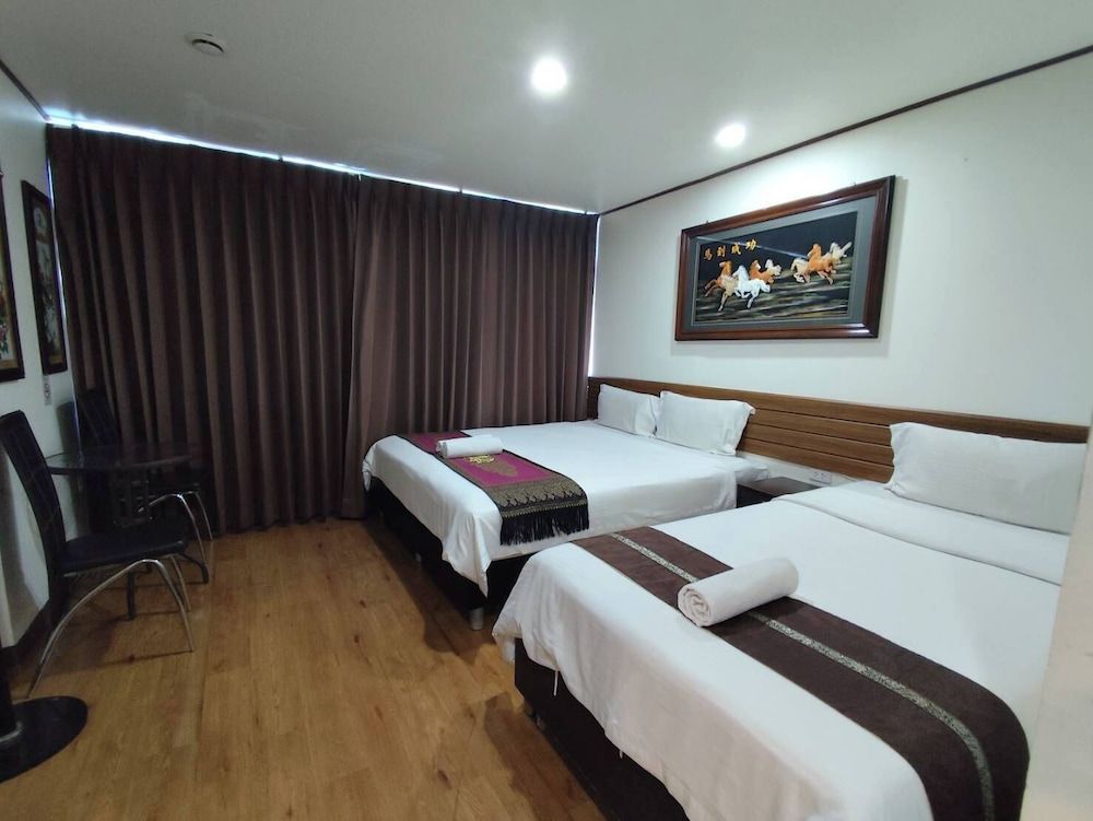 Longzhu Guesthouse Deluxe Triple Room 5