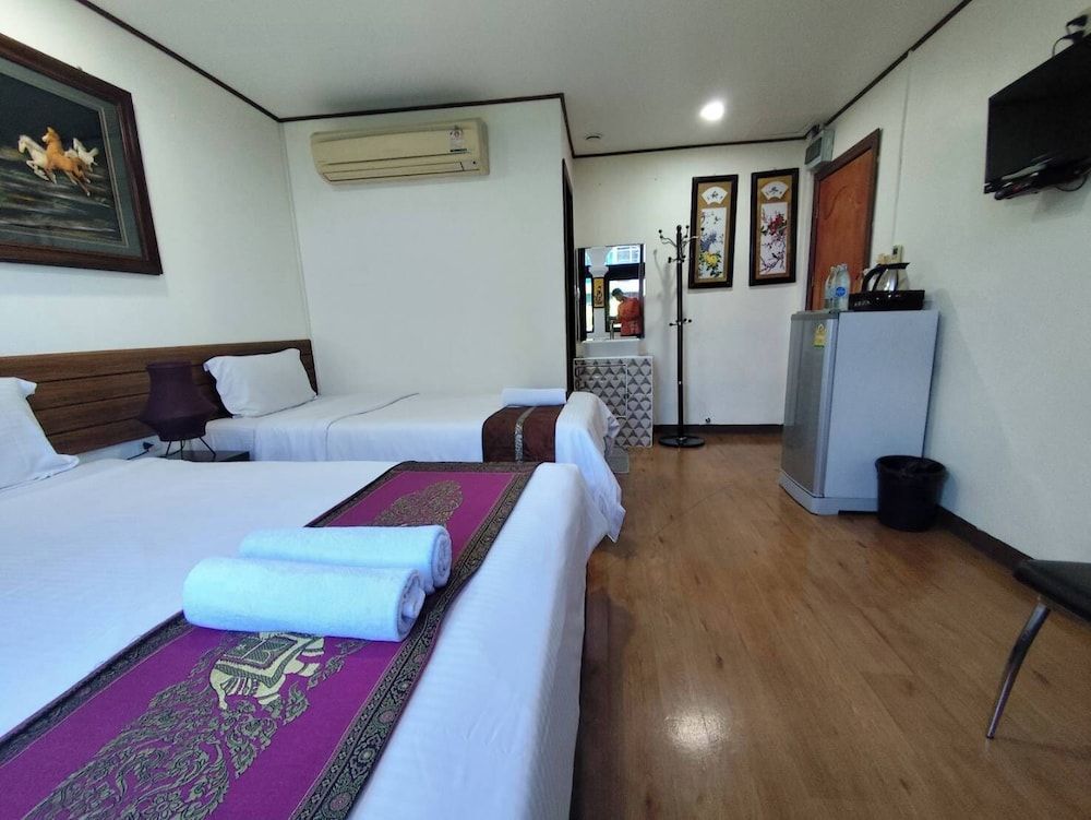 Longzhu Guesthouse Deluxe Triple Room 3