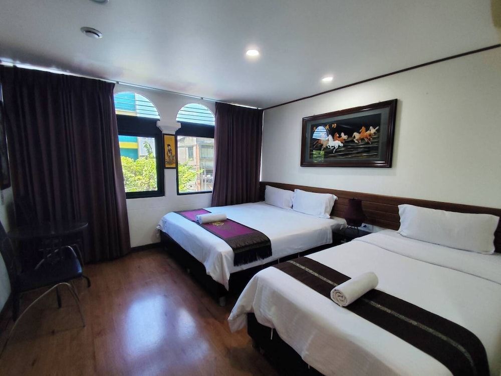 Longzhu Guesthouse Deluxe Triple Room 4