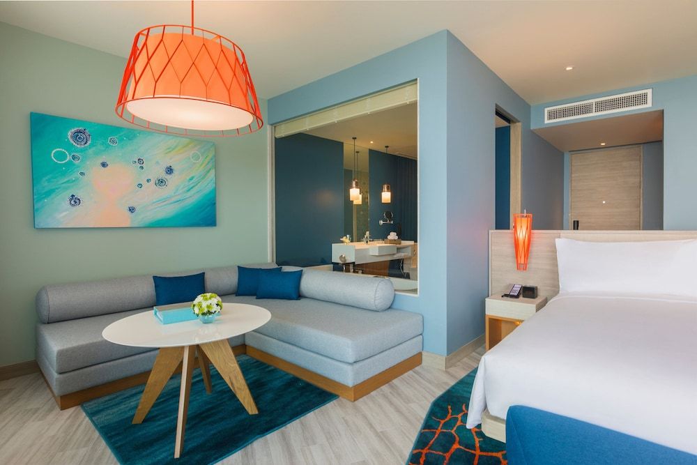 Suite, 1 King Bed, Balcony (High Floor)