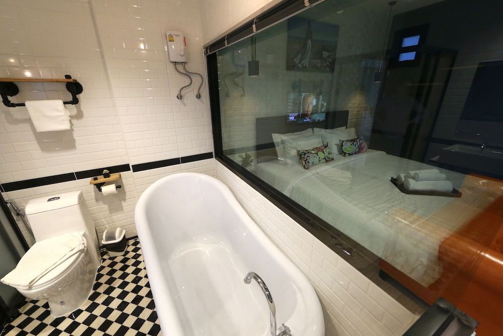 Deep soaking bathtub