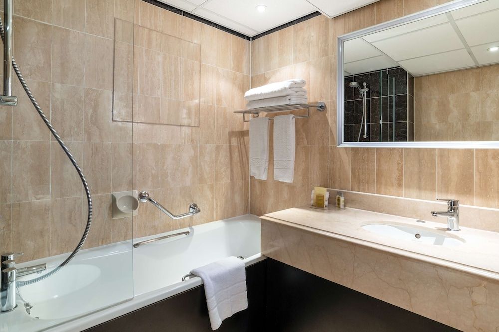 Hilton London Olympia Double Hilton Guest Room 9