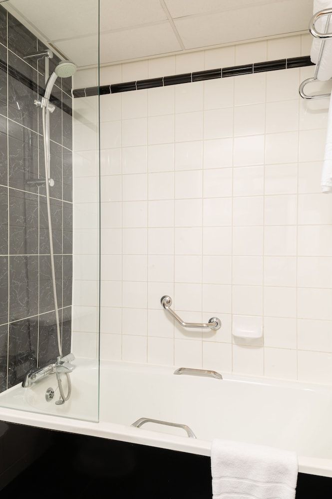 Hilton London Olympia Double Hilton Guest Room 10