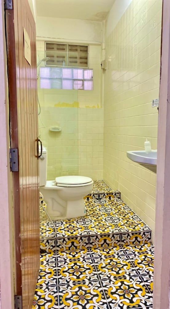 No.7 Guesthouse Basic Double Room, Shared Bathroom (Fan) 5