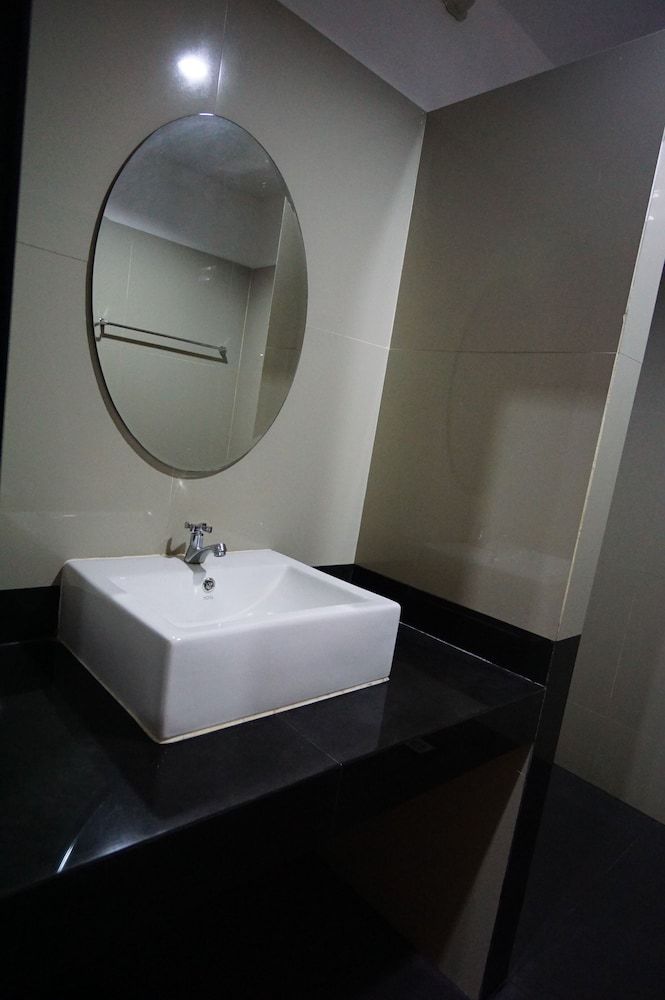 Phuthara Hostel Deluxe Twin Room 11