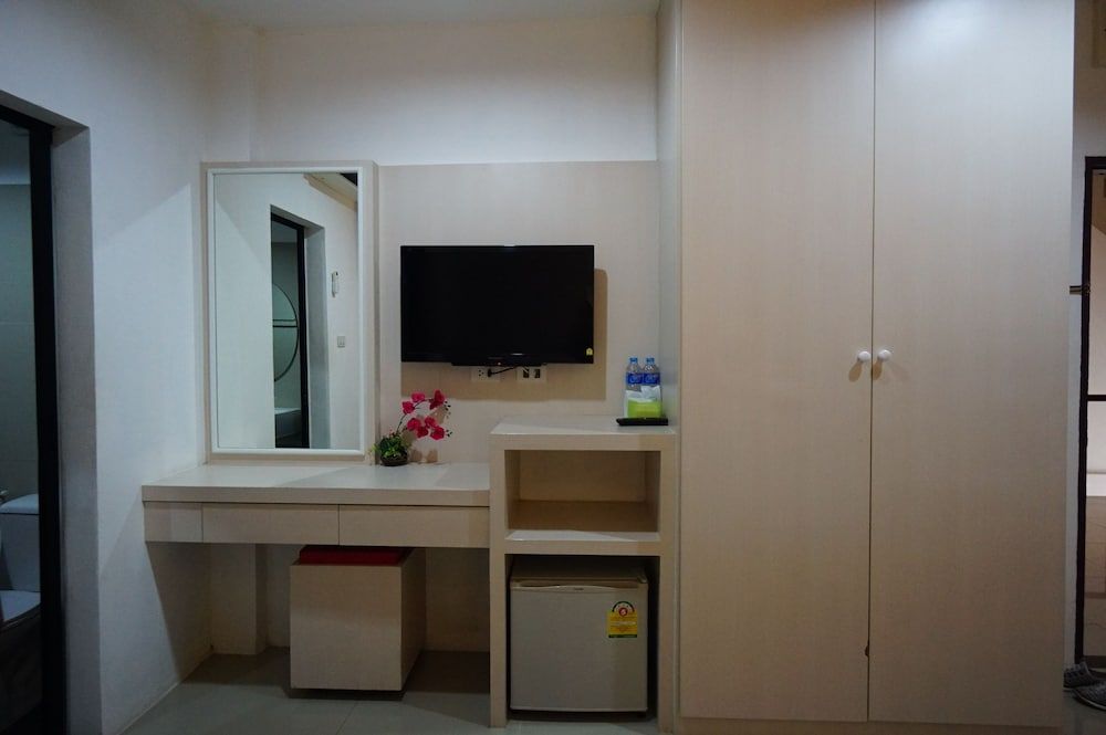 Phuthara Hostel Deluxe Twin Room 8